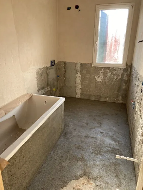 Bagno durante la demolizione, prima dei lavori