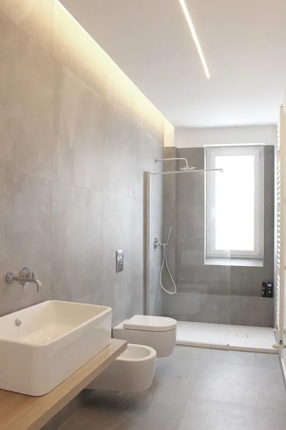 Bagno con lavabo d’appoggio su mensola e illuminazione a soffitto