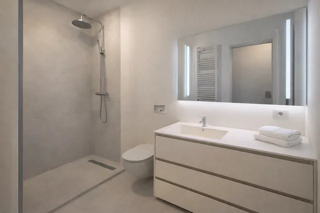 Bagno con doccia a filo pavimento e specchio LED