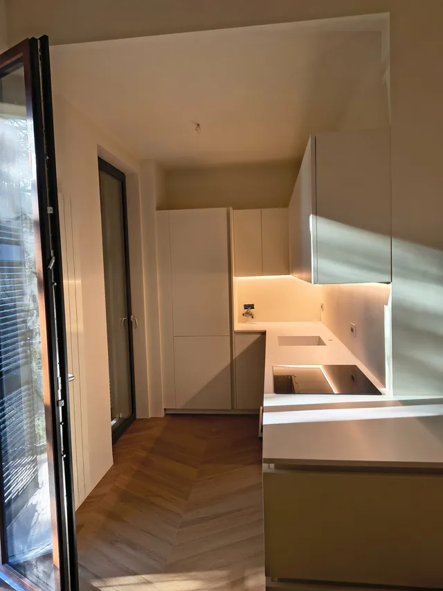 Cucina e corridoio con pavimento in legno a spina