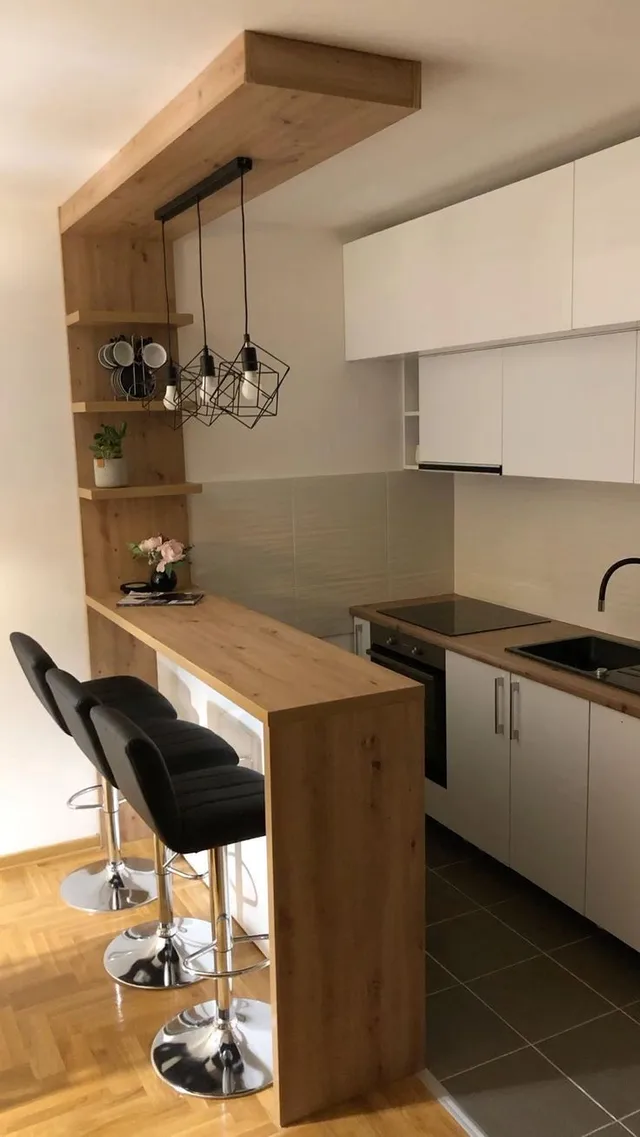 Cucina con penisola in legno
