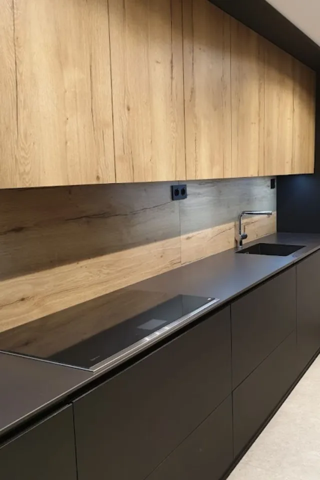 Cucina con top nero e colonne in legno
