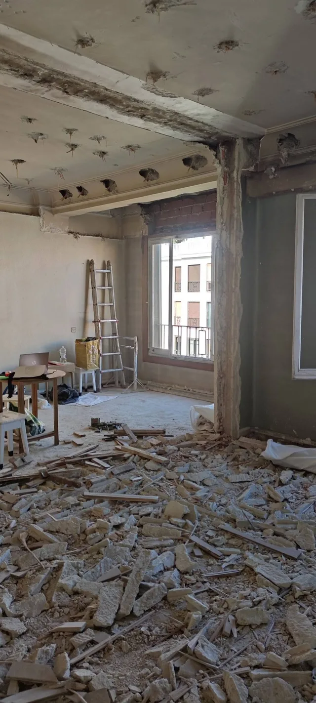 Demolizione dei pavimenti in un appartamento