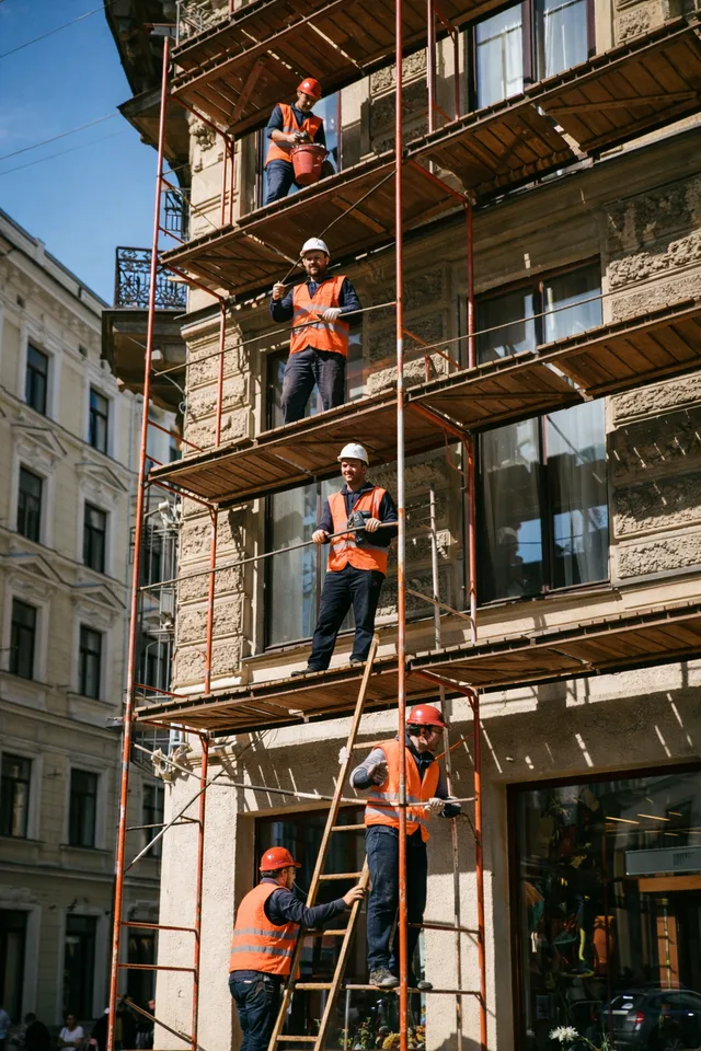 Lavori in facciata su ponteggio