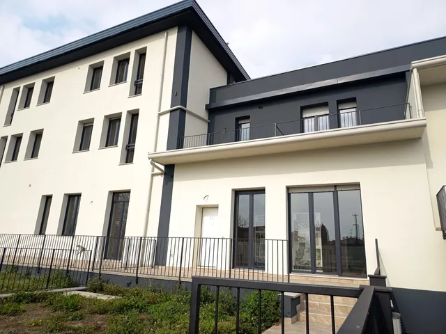Palazzina ristrutturata con facciata bianca e infissi nuovi