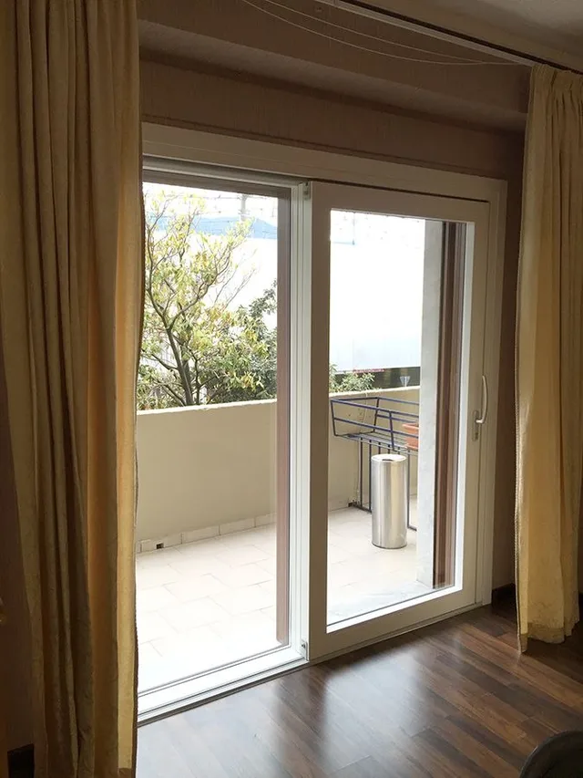 Portafinestra con vista sul balcone e tendaggi