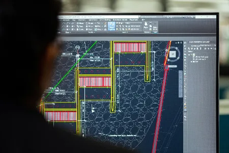 Tecnico al lavoro su un progetto di impianto al computer